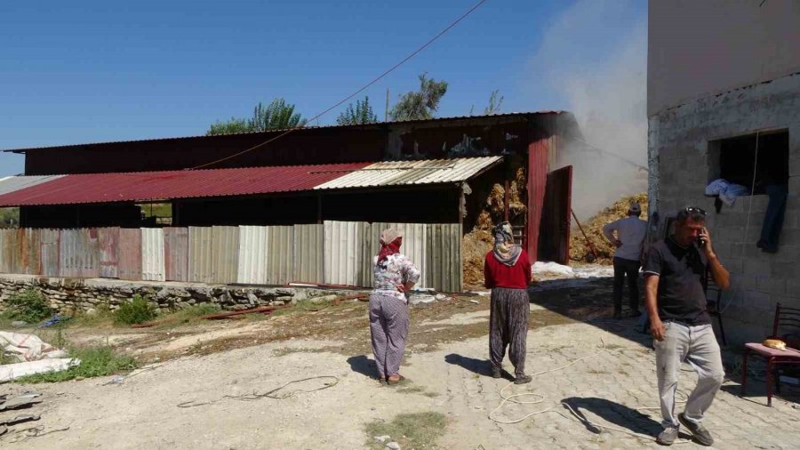 Besihanede Yangın Çıktı 2 Bin Balya Saman Yandı