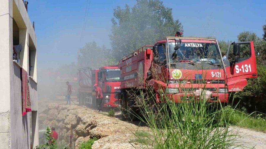 Besihanede Yangın Çıktı 2 Bin Balya Saman Yandı