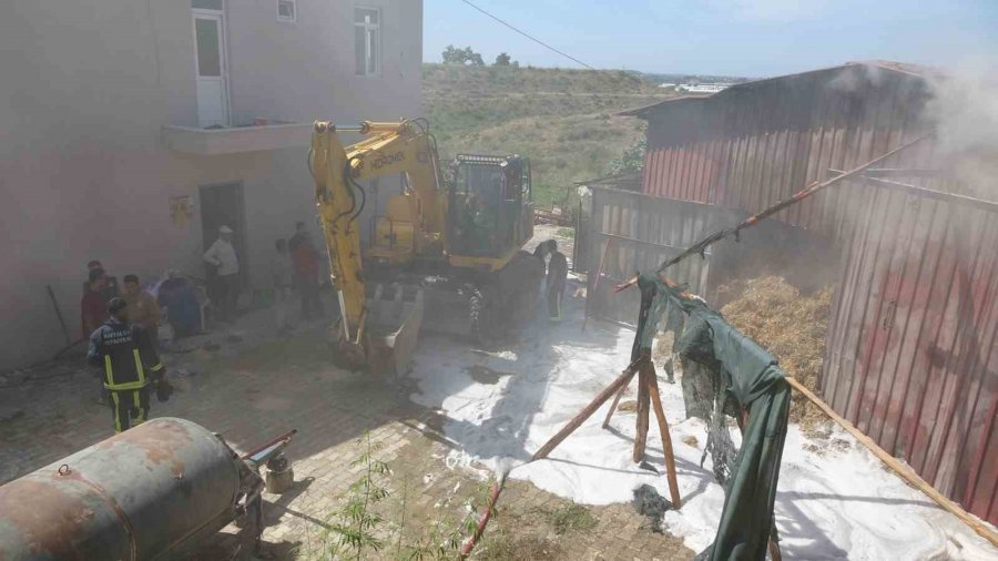 Besihanede Yangın Çıktı 2 Bin Balya Saman Yandı