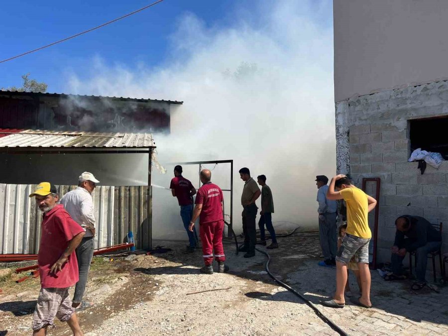 Besihanede Yangın Çıktı 2 Bin Balya Saman Yandı