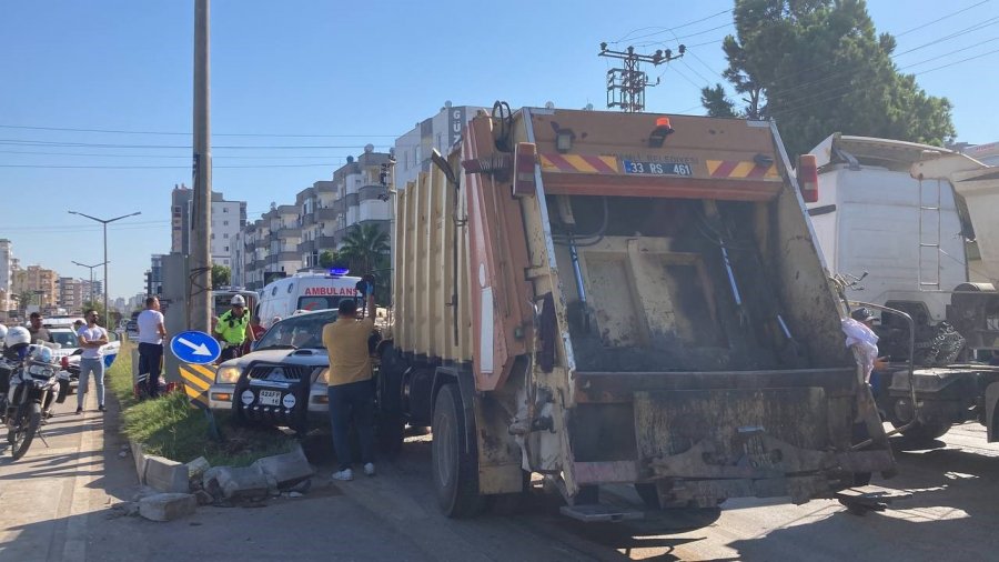 Çöp Kamyonu, Kamyonete Çarptı: 4 Ölü, 2 Yaralı