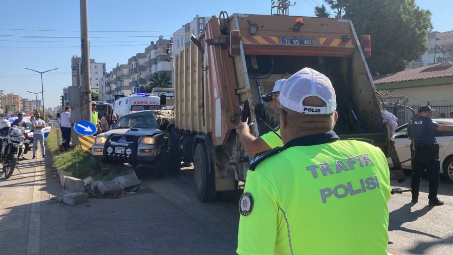 Çöp Kamyonu, Kamyonete Çarptı: 4 Ölü, 2 Yaralı