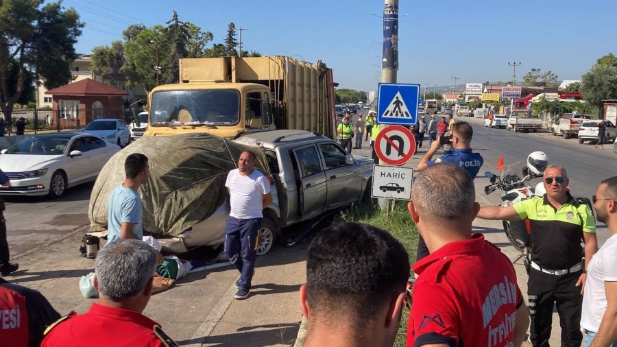 Çöp Kamyonu, Kamyonete Çarptı: 4 Ölü, 2 Yaralı