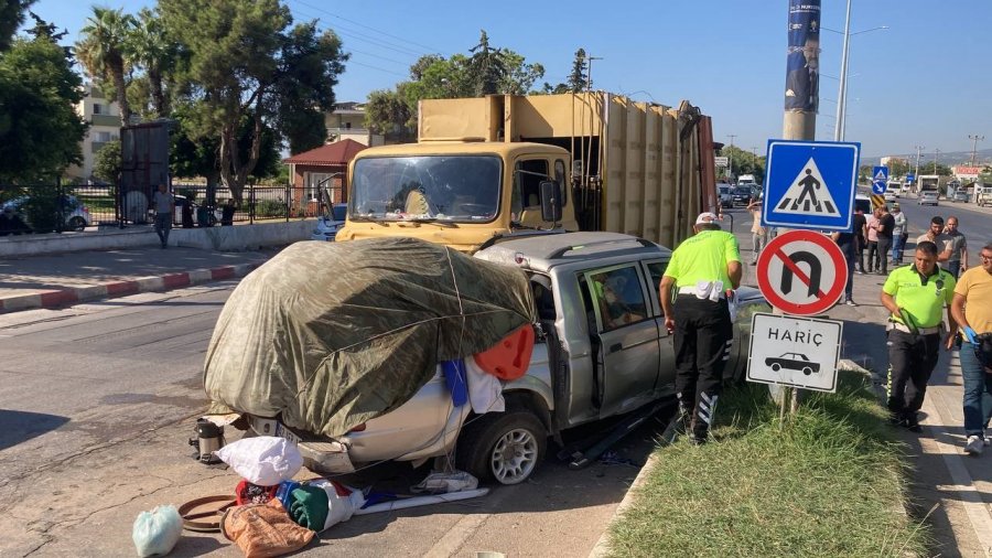 Çöp Kamyonu, Kamyonete Çarptı: 4 Ölü, 2 Yaralı