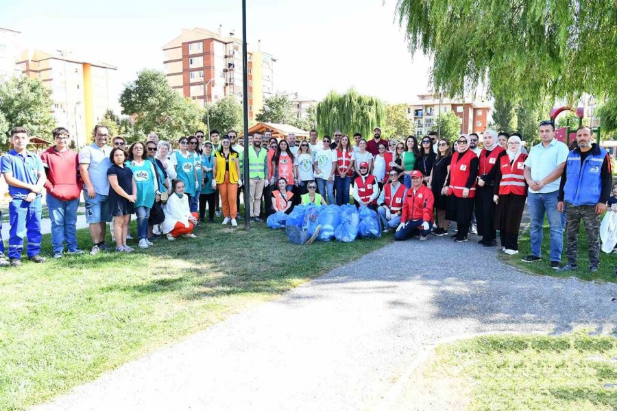 Eş Zamanlı Temizlik Etkinliğine Tepebaşı’da Katıldı