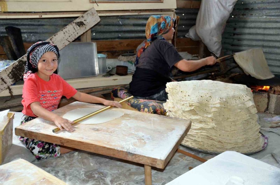 Antalyalı Ev Hanımları, İmece Usulü Yufka Ekmek Geleneğini Yaşatıyor