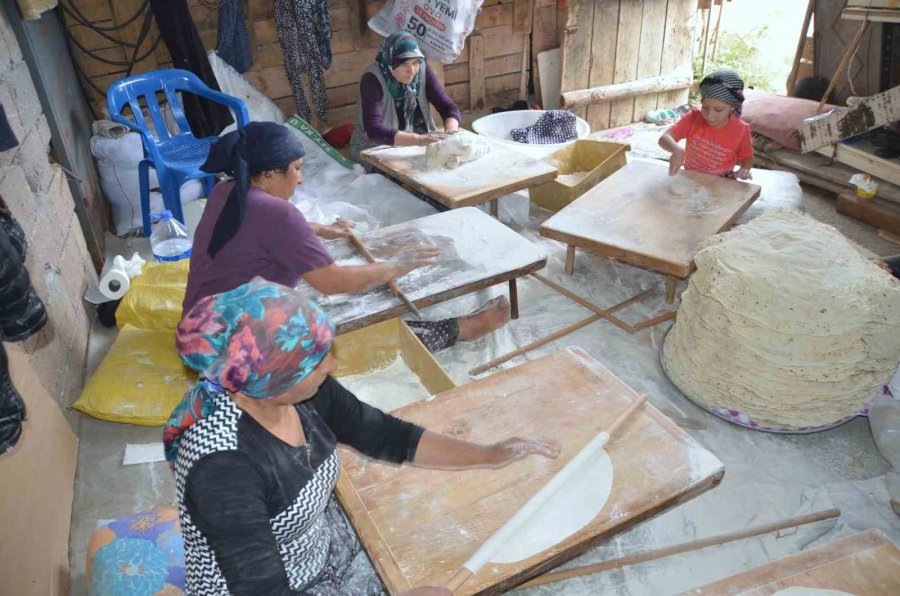 Antalyalı Ev Hanımları, İmece Usulü Yufka Ekmek Geleneğini Yaşatıyor