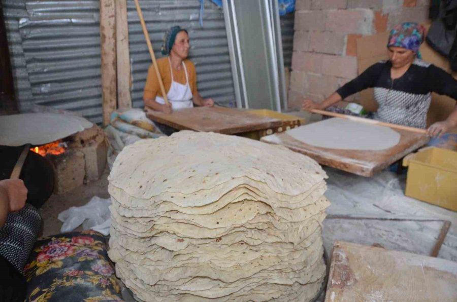 Antalyalı Ev Hanımları, İmece Usulü Yufka Ekmek Geleneğini Yaşatıyor