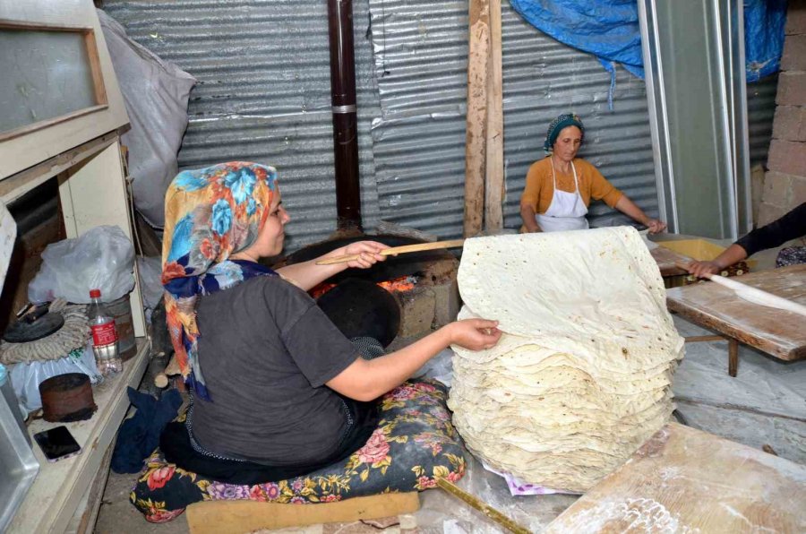 Antalyalı Ev Hanımları, İmece Usulü Yufka Ekmek Geleneğini Yaşatıyor