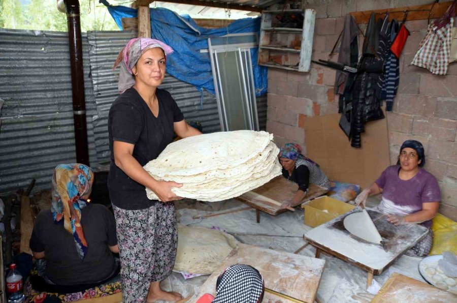 Antalyalı Ev Hanımları, İmece Usulü Yufka Ekmek Geleneğini Yaşatıyor