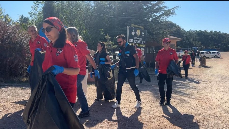 Dünya Temizlik Günü’nde Ormandaki Çöpler Toplandı