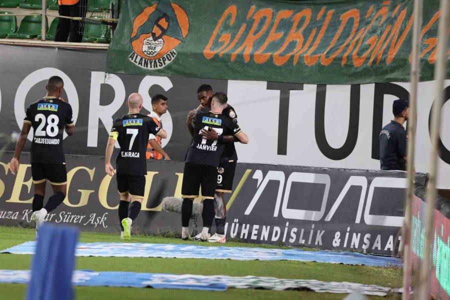 Trendyol Süper Lig: Corendon Alanyaspor: 2 - Kasımpaşa: 1 (ilk Yarı)