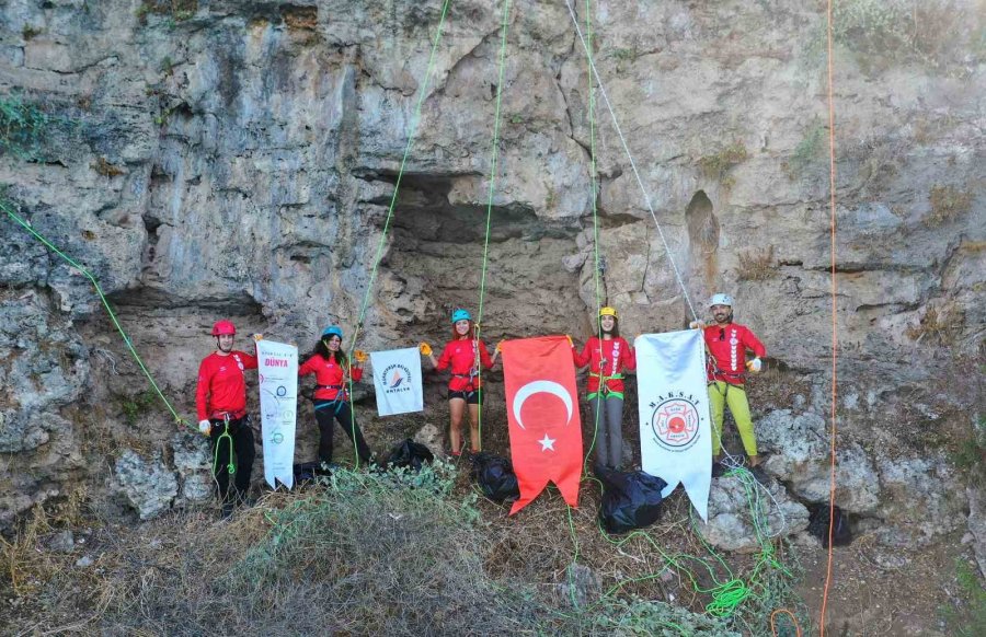 Dağcılar 40 Metrelik Falezlerden Torbalarca Çöp Topladı