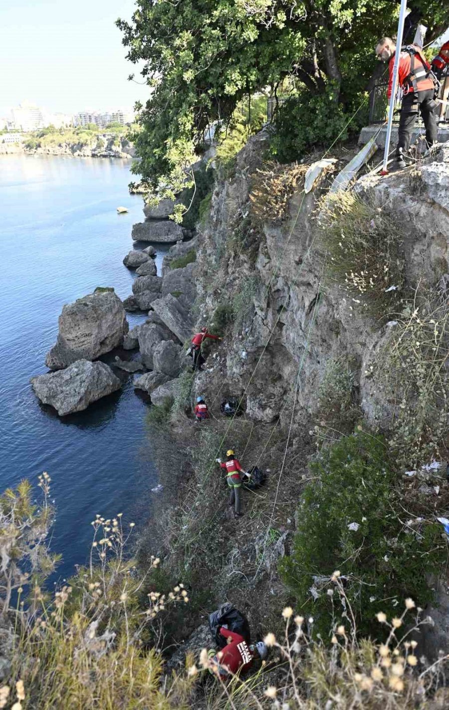 Dağcılar 40 Metrelik Falezlerden Torbalarca Çöp Topladı