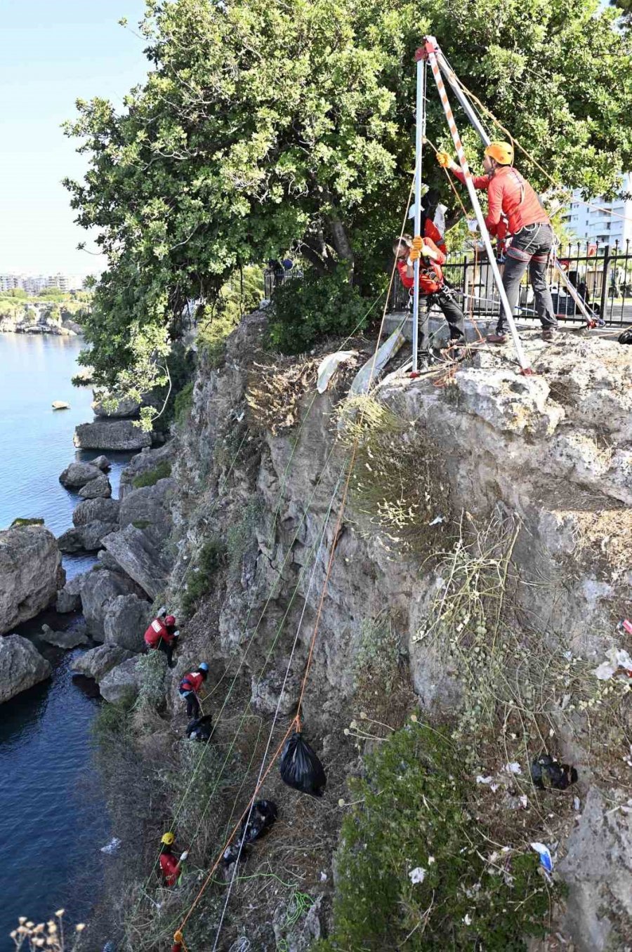 Dağcılar 40 Metrelik Falezlerden Torbalarca Çöp Topladı