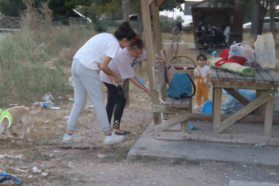 Evlerinden Getirdikleri Süpürge Ve Küreklerle Temizlik Yaptılar