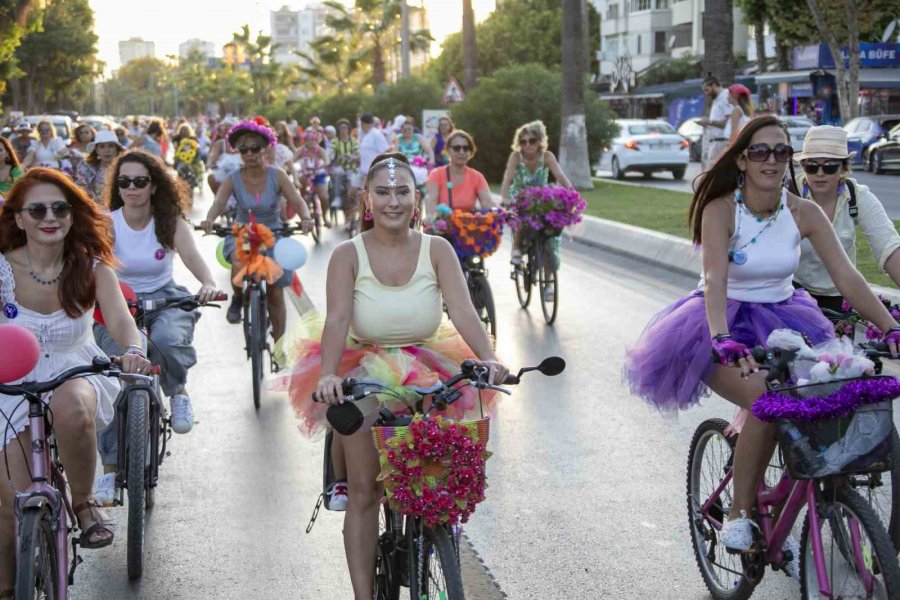 Süslü Kadınlar, Bisiklet Farkındalığı İçin Pedal Çevirdi