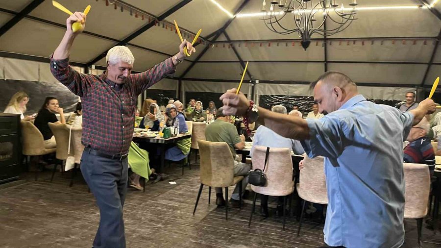 40 Yıl Önce Askerlik Yapan Silah Arkadaşları, Her Yıl Farklı Bir İlde Buluşuyor