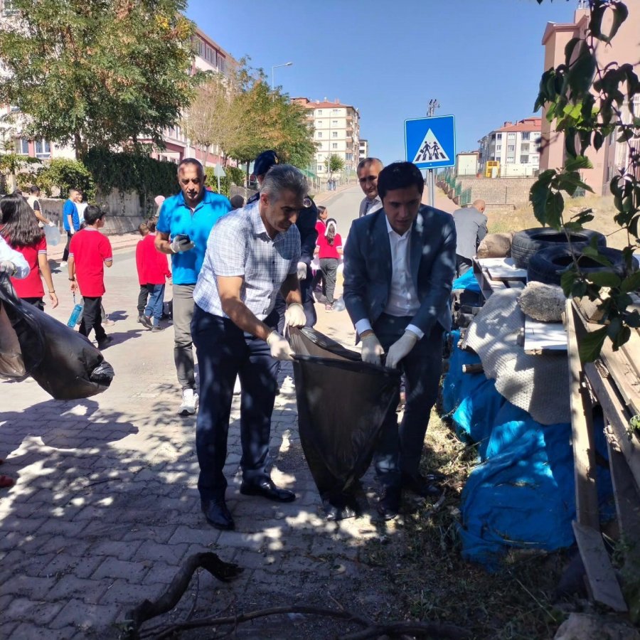 İncesu’da Öğrenciler Poşet Poşet Çöp Topladı