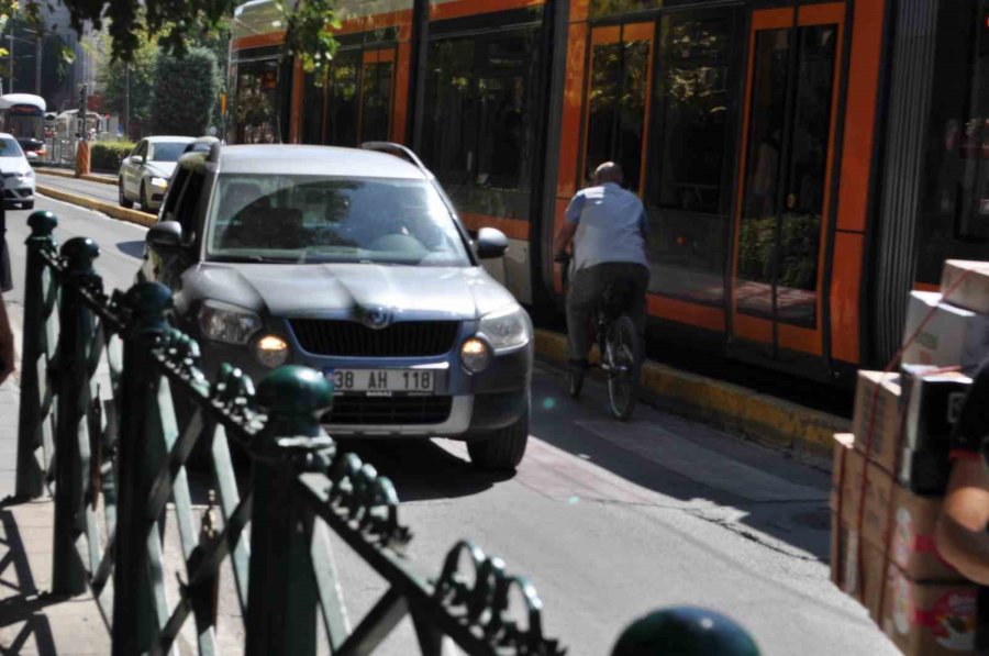 Trafiğin Ters Yönünden Giderek Canını Tehlikeye Attı