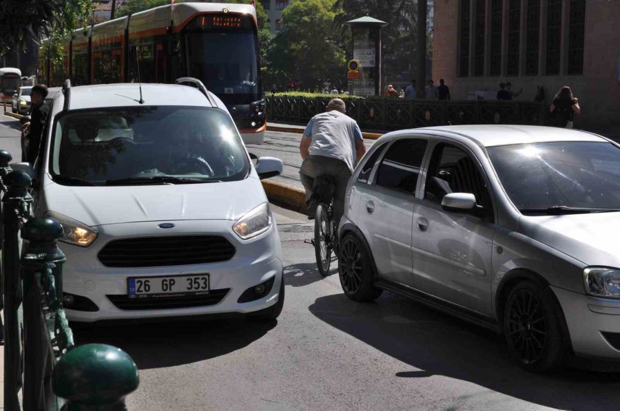 Trafiğin Ters Yönünden Giderek Canını Tehlikeye Attı