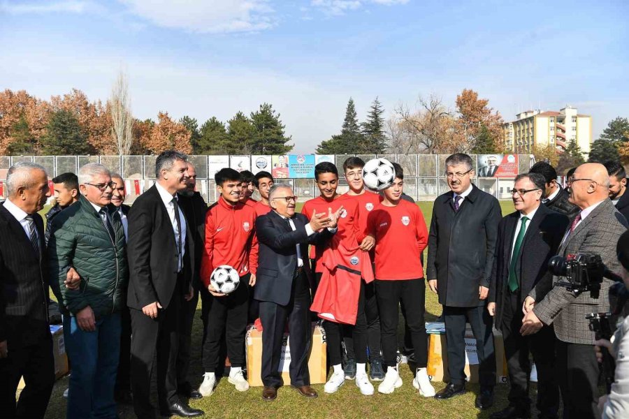 Büyükşehir, Amatör Spor Kulüplerine 1,5 Milyon Tl’lik Malzeme Desteği Verecek