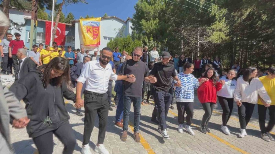 Kayserisporlu Futbolcular Öğrencilerle Buluşup Halay Çekti