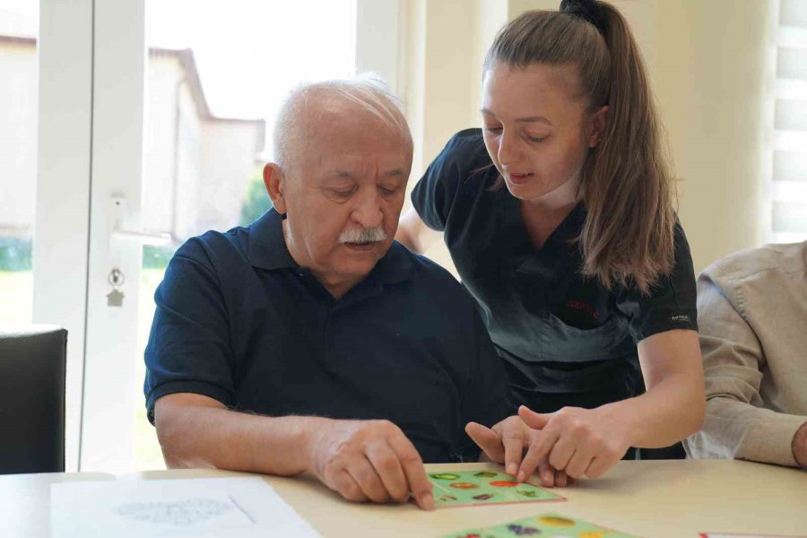 Tepebaşı Alzheimer Hastalarını Yalnız Bırakmıyor