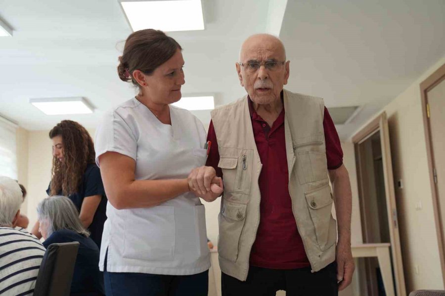 Tepebaşı Alzheimer Hastalarını Yalnız Bırakmıyor