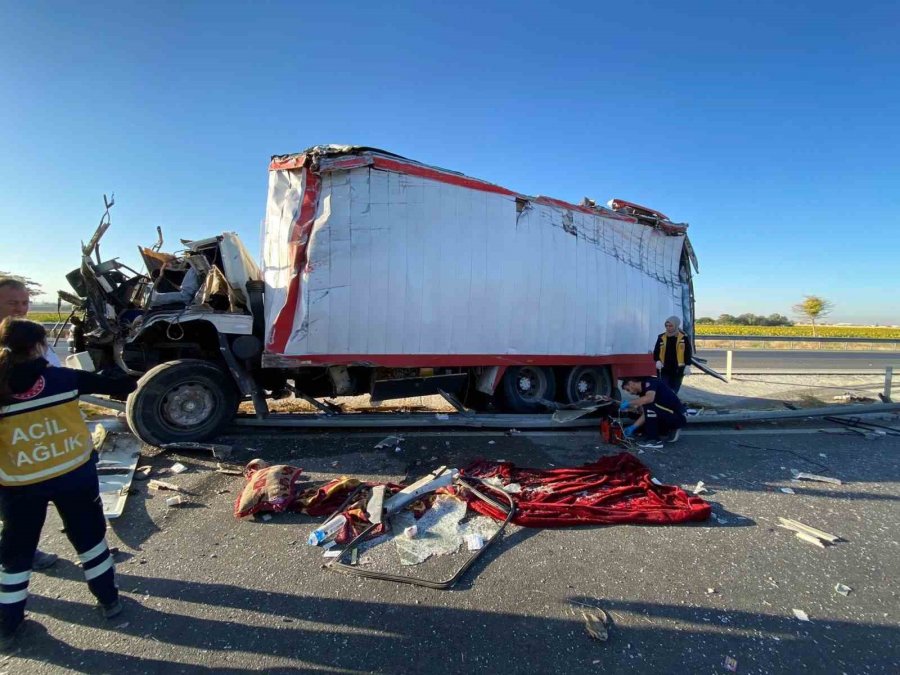 Konya’da Kamyon Bariyerlere Çarptı: 1 Ölü, 1 Yaralı