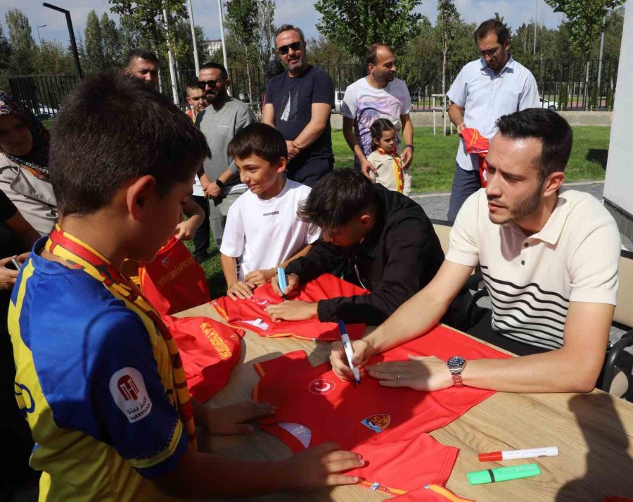 Özel Çocuklar Kayserisporlu Futbolcularla Buluştu