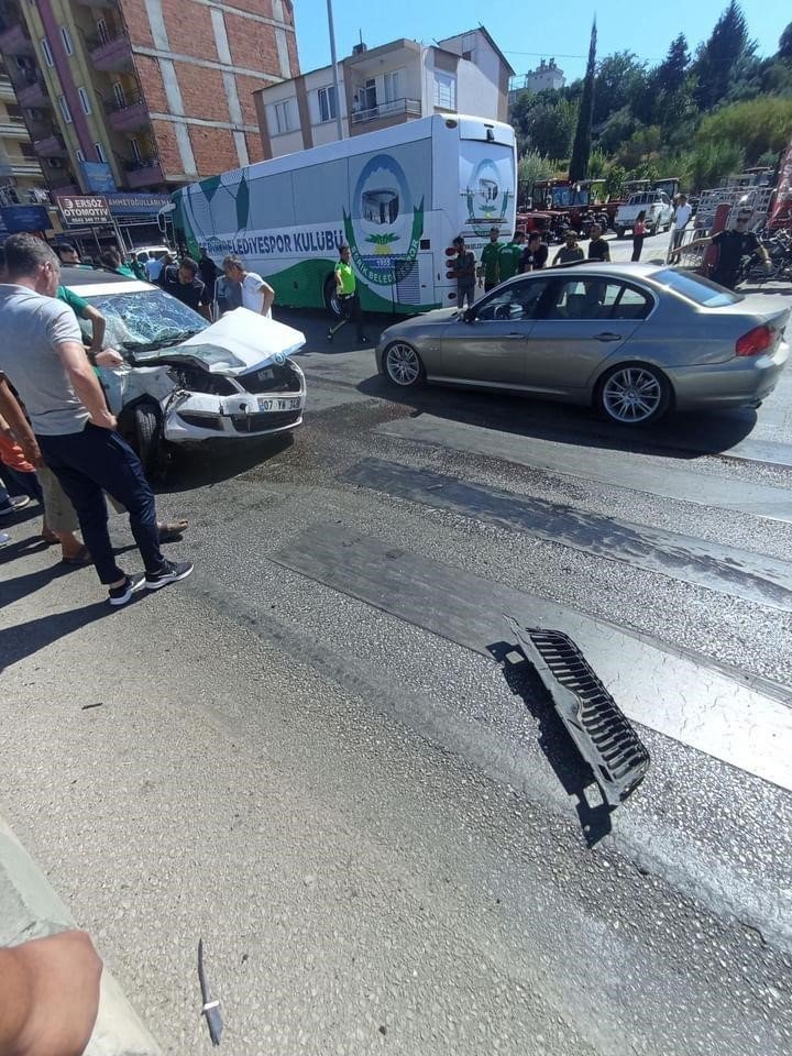 Serik Belediyespor Takımını Taşıyan Otobüs, Maç Öncesi Kaza Yaptı, 1 Kişi Yaralandı