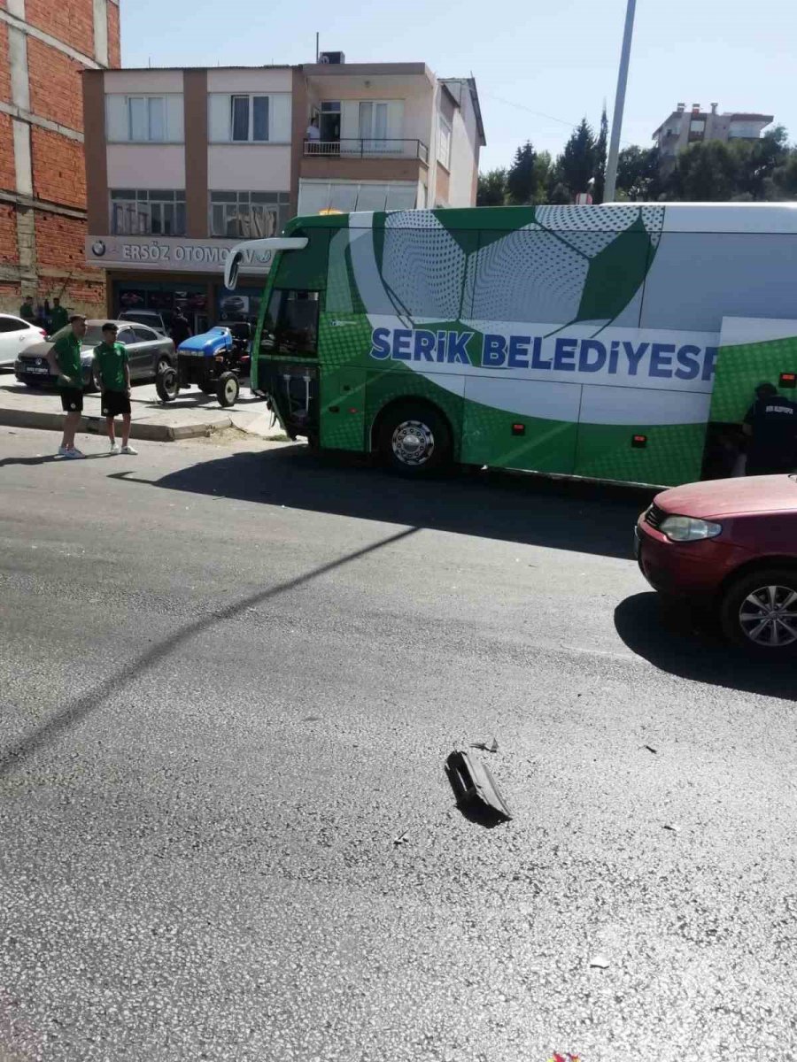 Serik Belediyespor Takımını Taşıyan Otobüs, Maç Öncesi Kaza Yaptı, 1 Kişi Yaralandı