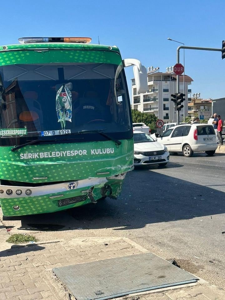 Serik Belediyespor Takımını Taşıyan Otobüs, Maç Öncesi Kaza Yaptı, 1 Kişi Yaralandı