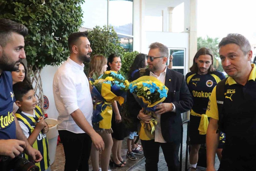 Fenerbahçe, Alanya’da Meşale Ve Çiçeklerle Karşılandı