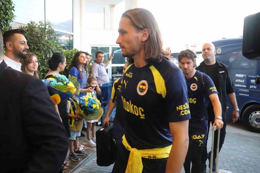 Fenerbahçe, Alanya’da Meşale Ve Çiçeklerle Karşılandı