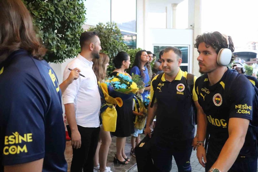 Fenerbahçe, Alanya’da Meşale Ve Çiçeklerle Karşılandı