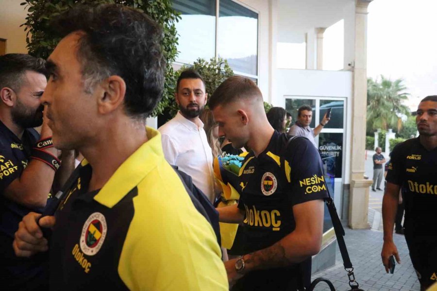 Fenerbahçe, Alanya’da Meşale Ve Çiçeklerle Karşılandı