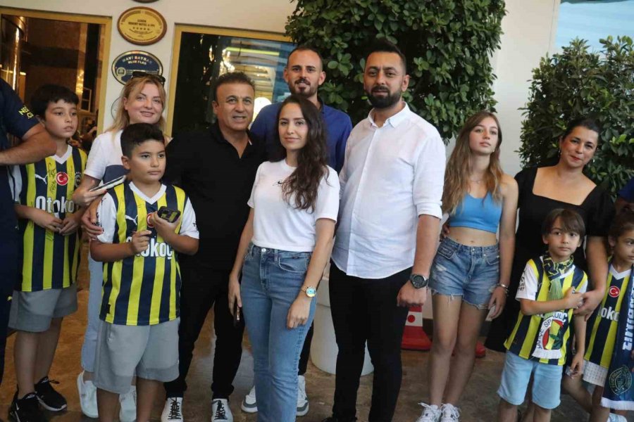 Fenerbahçe, Alanya’da Meşale Ve Çiçeklerle Karşılandı