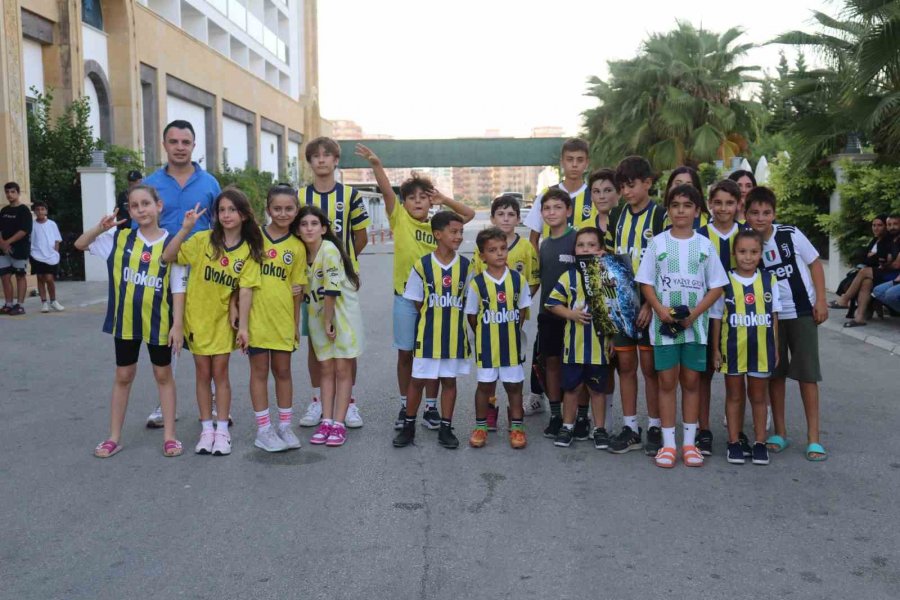 Fenerbahçe, Alanya’da Meşale Ve Çiçeklerle Karşılandı