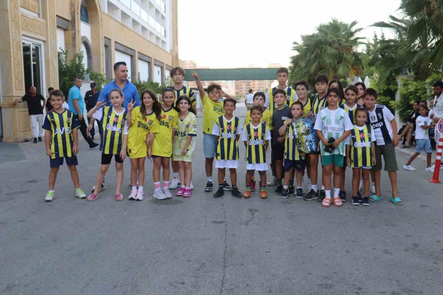 Fenerbahçe, Alanya’da Meşale Ve Çiçeklerle Karşılandı