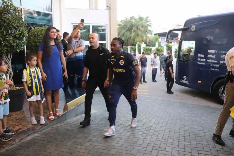 Fenerbahçe, Alanya’da Meşale Ve Çiçeklerle Karşılandı