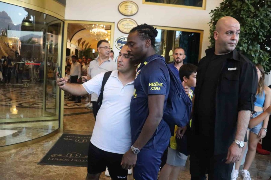 Fenerbahçe, Alanya’da Meşale Ve Çiçeklerle Karşılandı