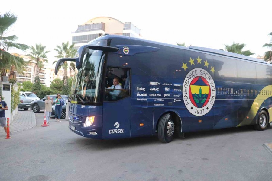 Fenerbahçe, Alanya’da Meşale Ve Çiçeklerle Karşılandı