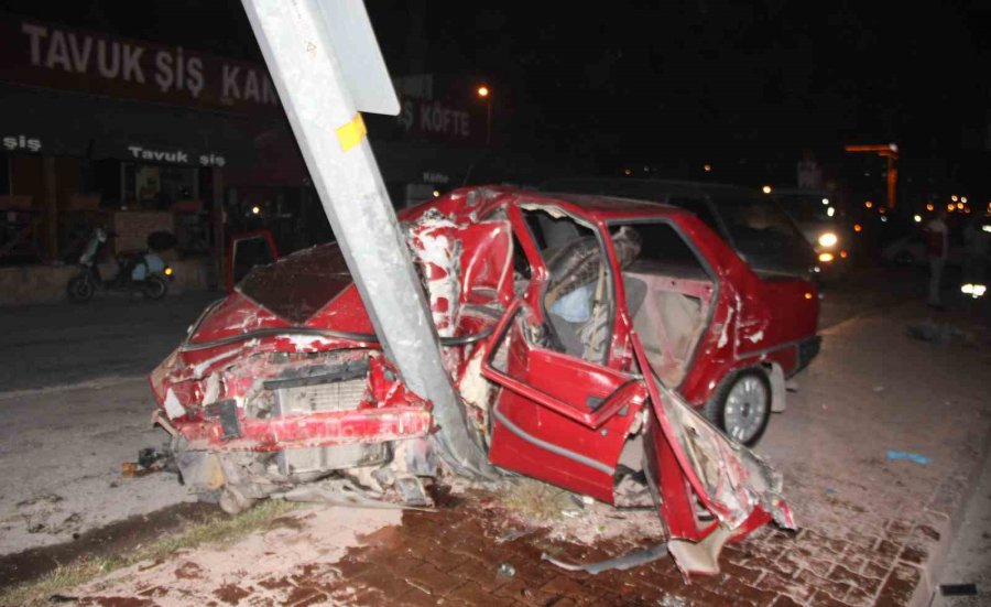 Aydınlatma Direğine Çarpan Otomobil Hurdaya Döndü