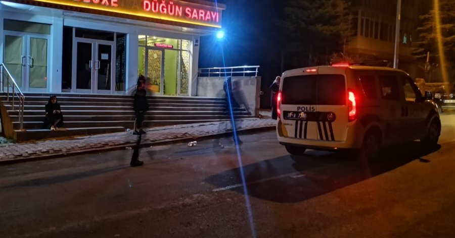 Düğünde Çıkan Kavgada 1 Kişi Bıçaklandı, Annesi Darp Edildi