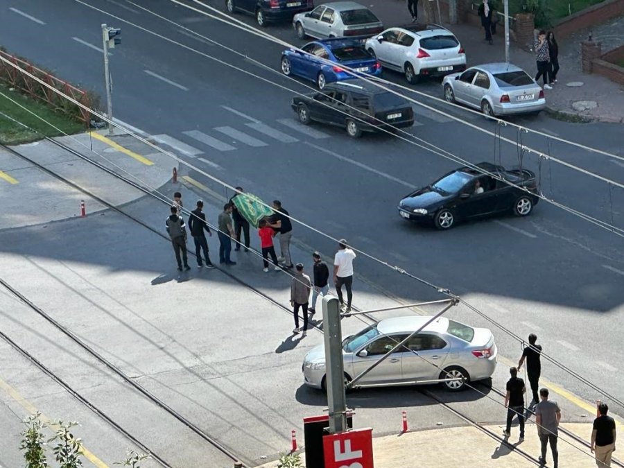 Tramvay Kazasında Ölen Gencin Ailesinden Tabutlu Tepki