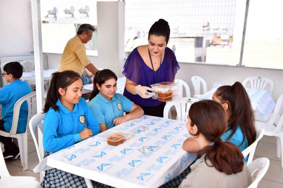 Mersin’de Kurs Merkezi Öğrencilerinin Yemekleri Belediyeden