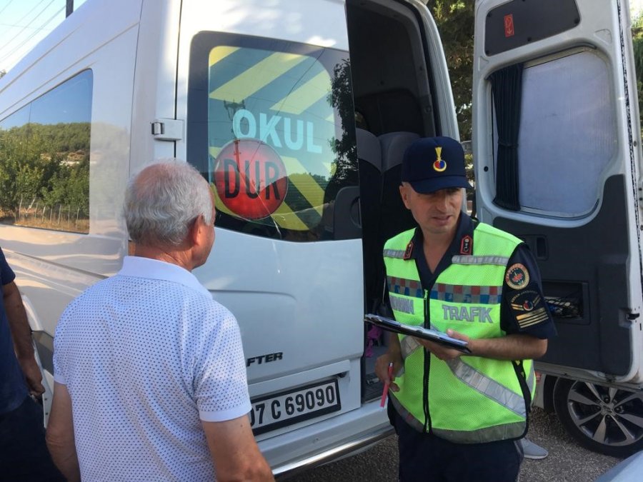 Antalya’da Jandarmadan Okul Servis Aracı Denetimi