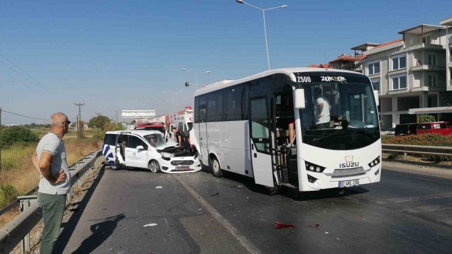 Hafif Ticari Araç Tur Midibüsüne Arkadan Çarptı, Sıkışan Sürücüyü İtfaiye Ekipleri Kurtardı